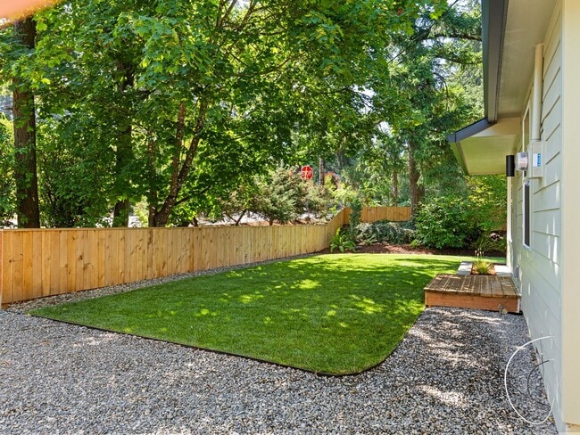 Building Photo - Light-Filled, Fully Remodeled 2?Bed / 1?Ba...