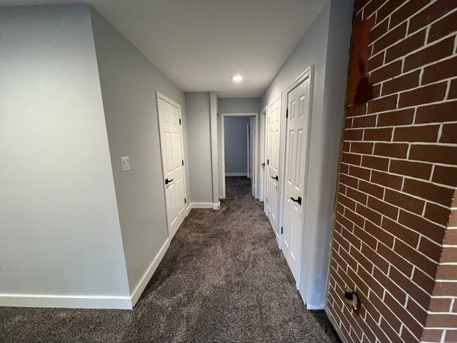 Building Photo - Gorgeous 4 Bed 3.5 Bath End-Unit Townhome ...