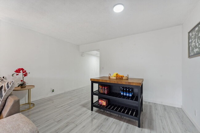 Building Photo - 3150 N Palm Aire Dr