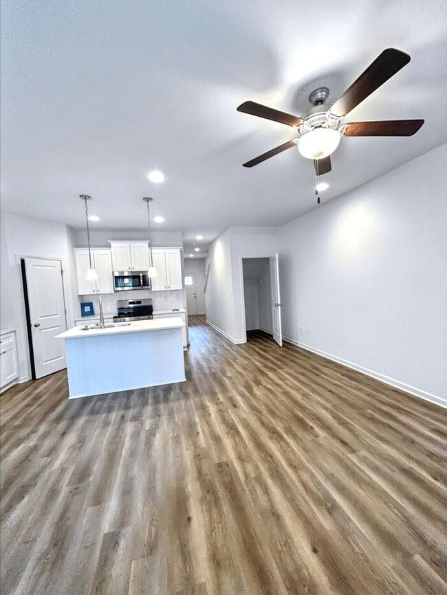 Building Photo - 2042 McDonald Dr