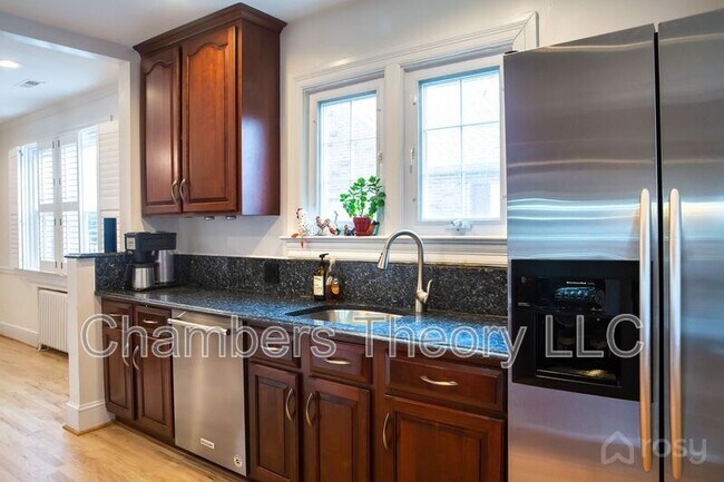 Building Photo - 1105 20th St