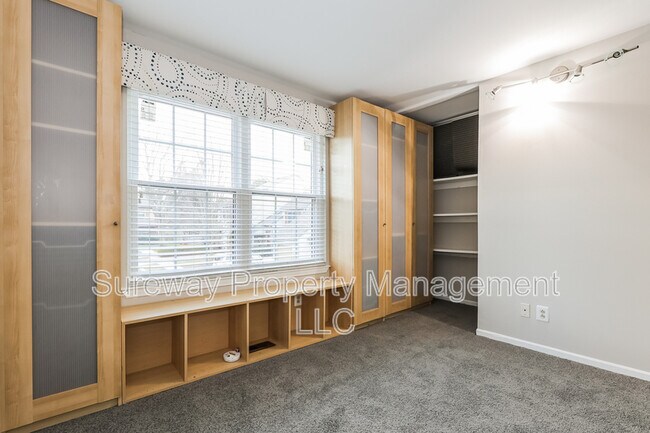 Building Photo - 5 Isa Ct