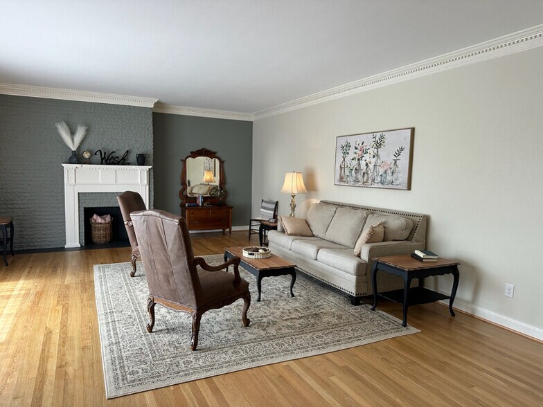 Building Photo - 305 S Laurel St