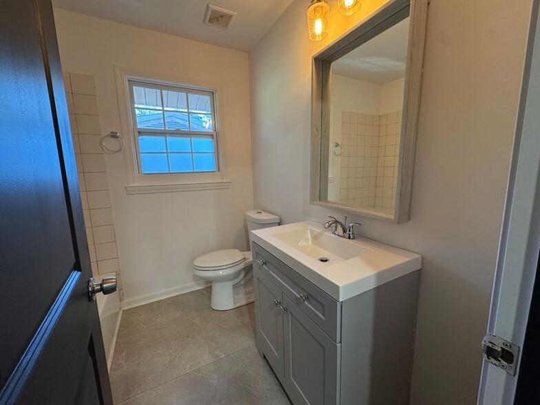 Building Photo - 995 Fleetwood Cir SW