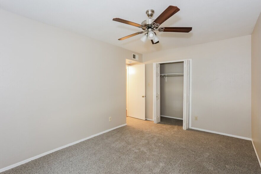 Building Photo - 1385 Southridge Dr