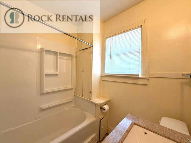 Building Photo - 1 Bed 1 Bath House