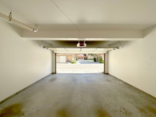 Building Photo - 2 BEDROOM 2.5 BATHROOM WITH LOFT HOME IN HIGHLY DESIRED BERKSHIRE TRACK