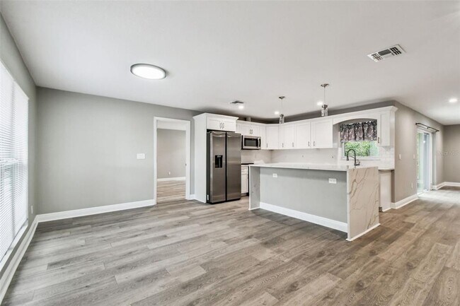 Building Photo - 6005 Lakeside Dr