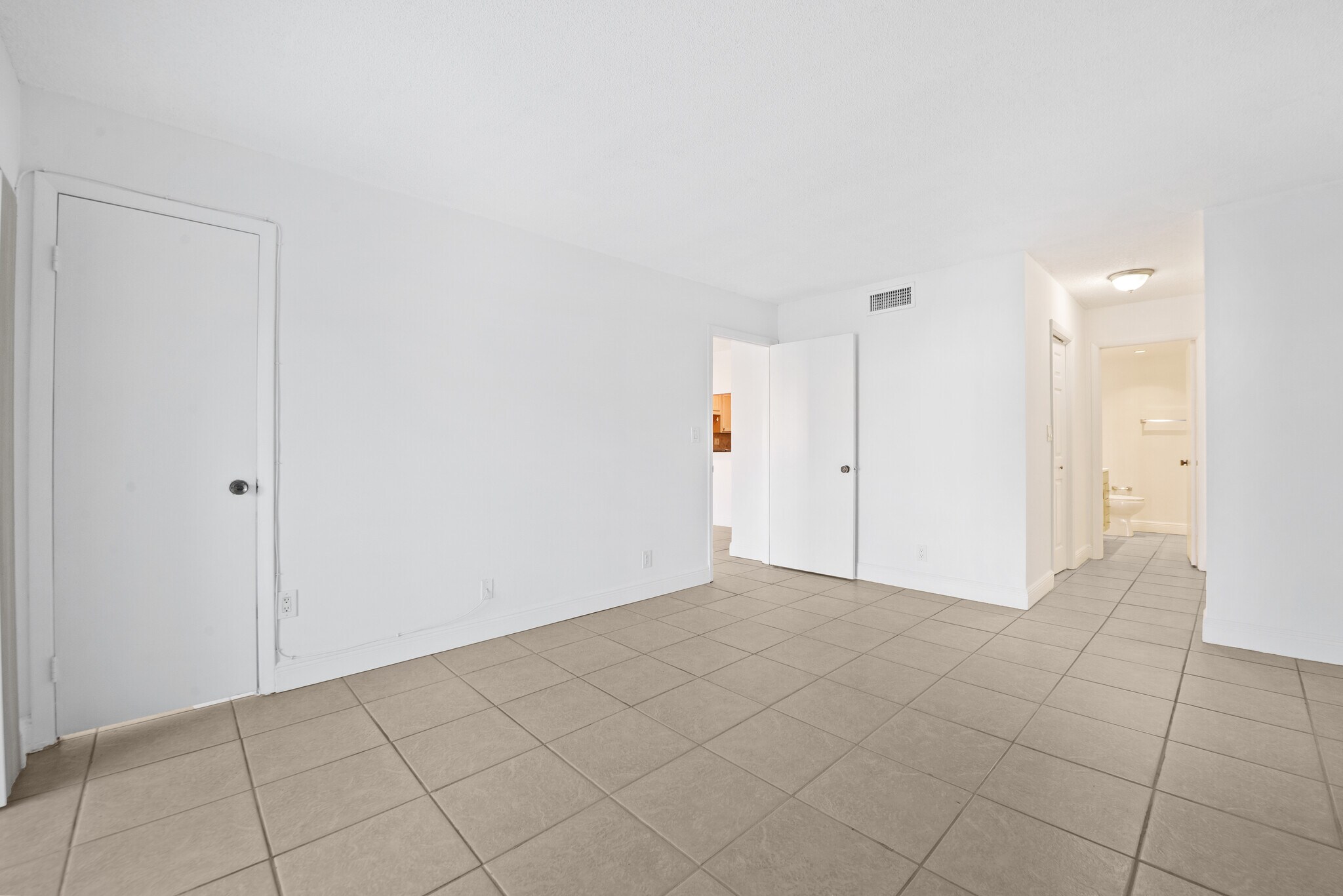 Building Photo - 140 Lakeview Dr