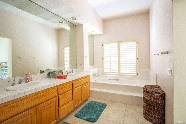 Building Photo - 3 Bedroom Condo For Lease in a gated commu...