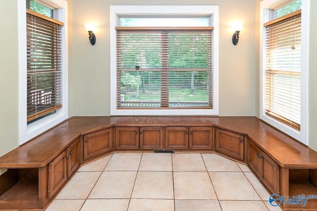 Building Photo - 305 Walden Glen Ct