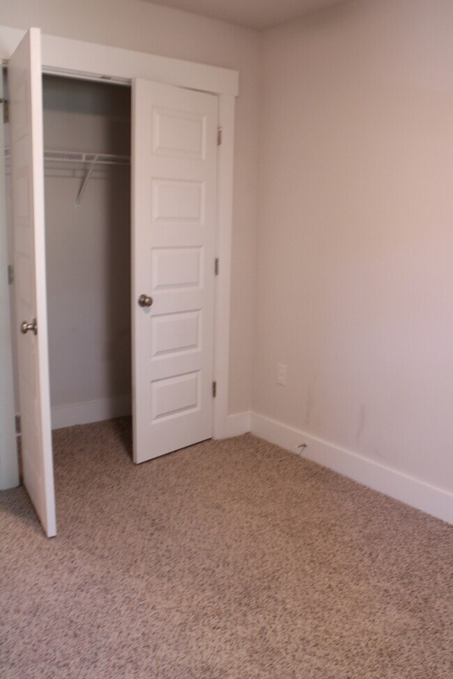 Building Photo - Beautiful New Townhome / Pet Friendly / Wi...