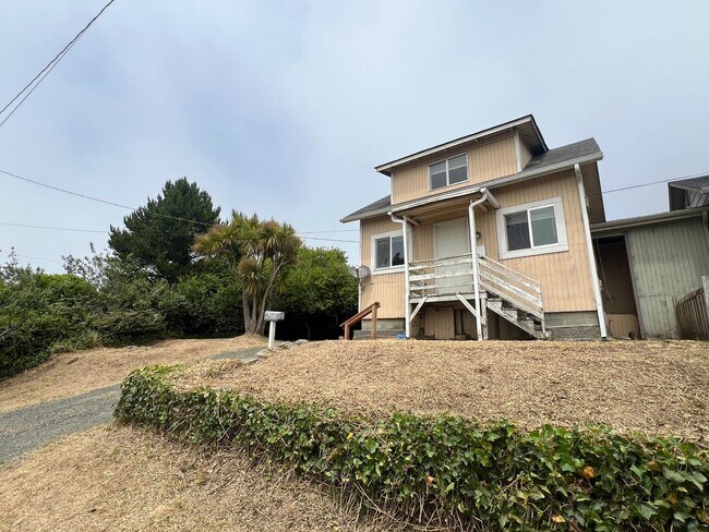Building Photo - 4 Bedroom, 1 Bath Home with Washer & Dryer