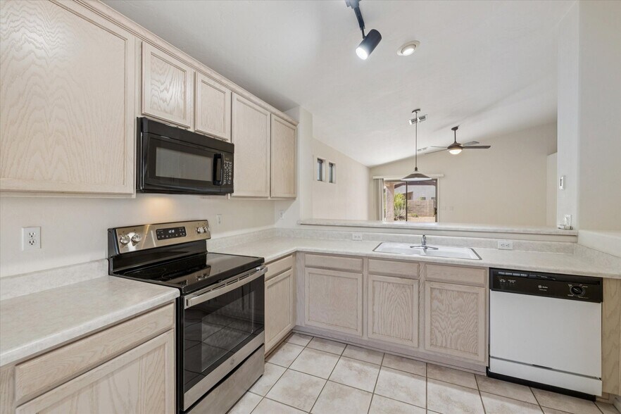 Building Photo - 2311 N Creek Vista Dr