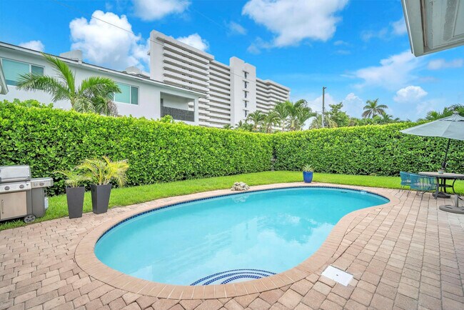 Building Photo - 2212 NE 32nd Ave