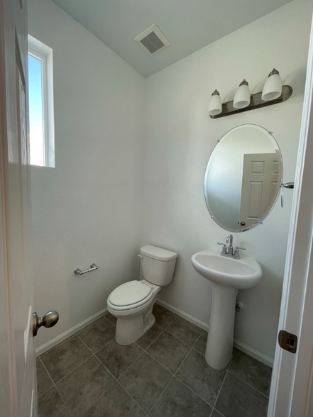 Building Photo - 517 Silver Rock Trl