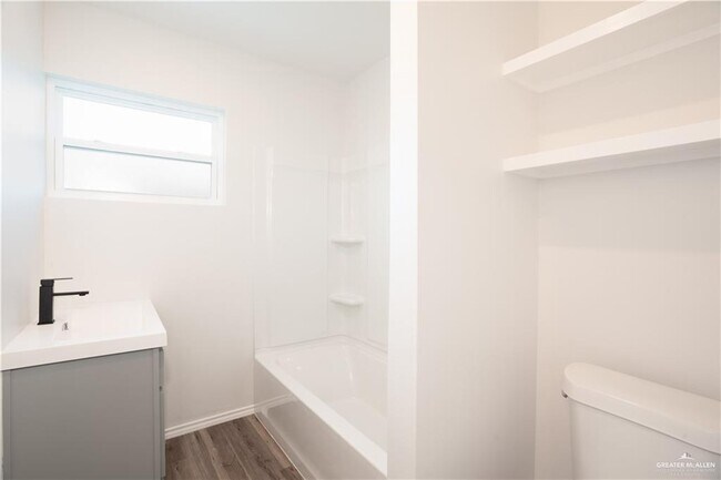 Building Photo - 16 Redwood Ave