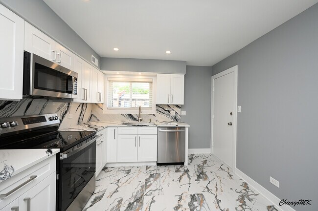Building Photo - 9381 Bay Colony Dr