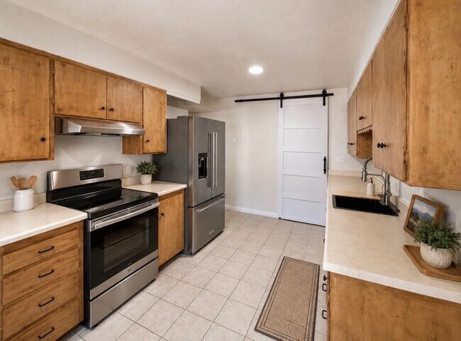 Building Photo - 396 500 W St