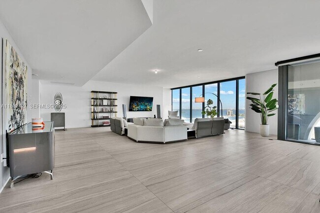 Building Photo - 1000 Biscayne Blvd