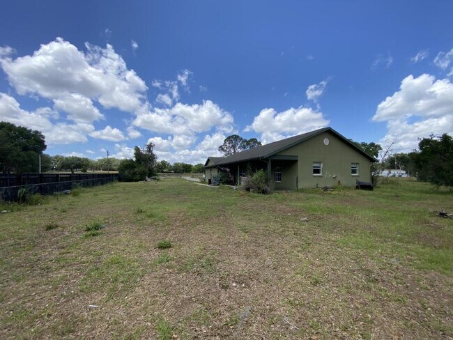 Building Photo - 1999 N Cloverdale Terrace