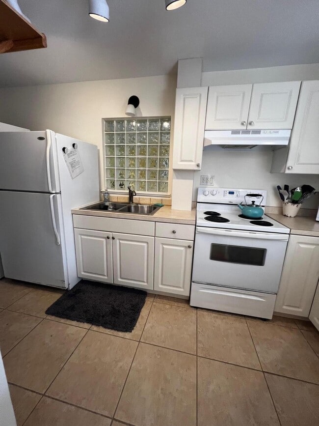 Building Photo - 11195 Roseland Rd