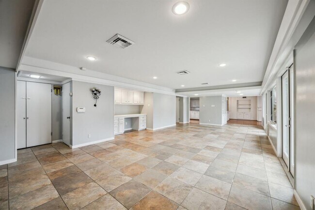 Building Photo - 5659 Chevy Chase Dr