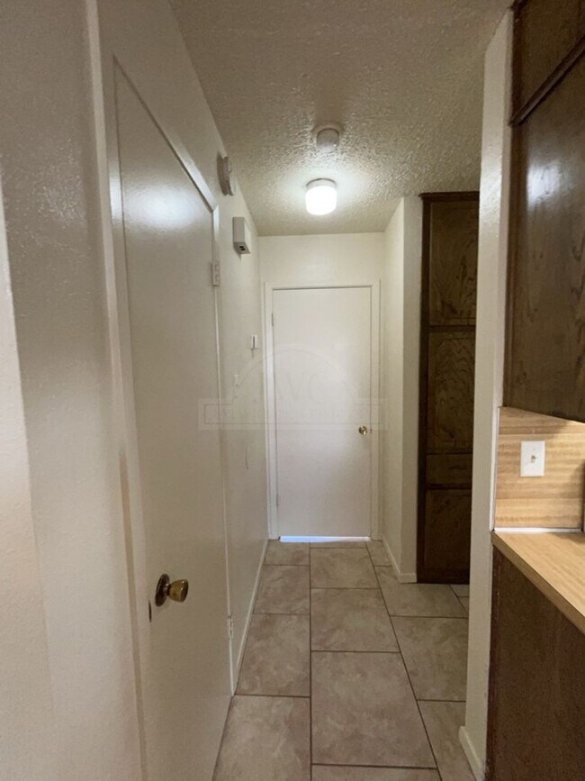 Building Photo - 2210 Silverway Dr
