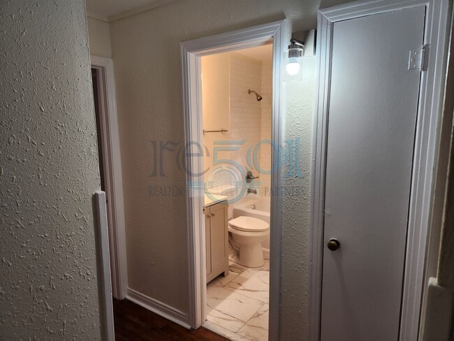 Building Photo - N Elm Duplex (200-202)