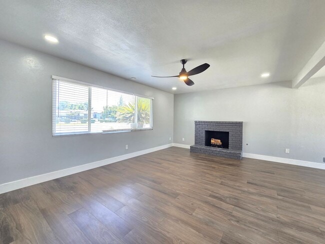 Building Photo - ? Modern 3-Bed, 2-Bath Home with Gorgeous ...