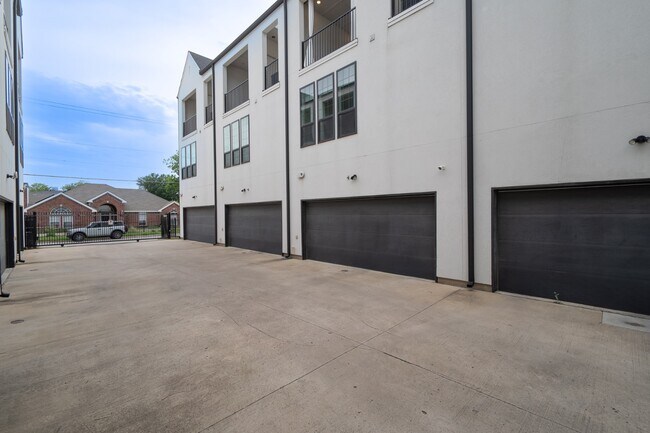 Building Photo - Modern 3-Story Townhome with Private Balcony & Attached Garage in the Heart of Dallas