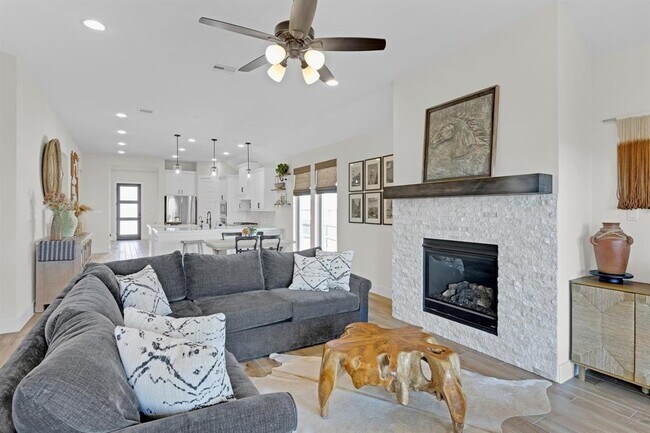 Building Photo - 378 Carpenter Hill Dr