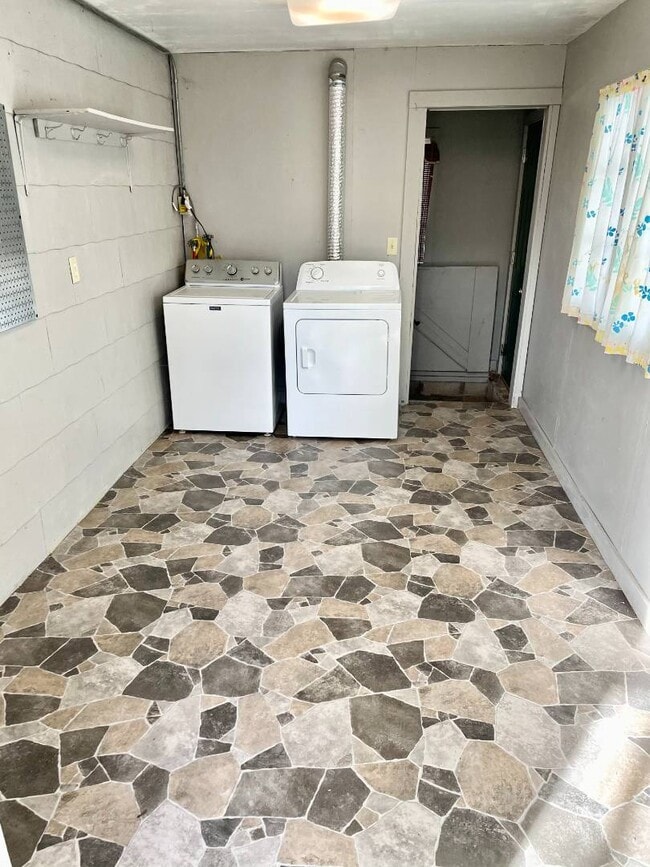 Building Photo - 1623 Cedar St