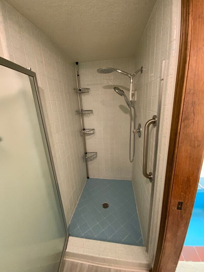 Building Photo - 3 Bedroom Single Story Home Available Near...