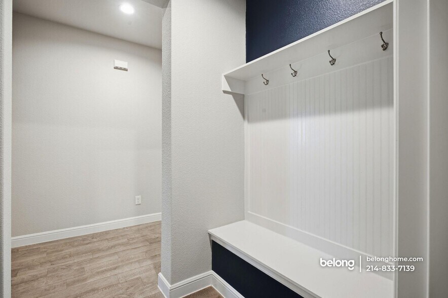 Building Photo - 1832 Chamaeleon Dr