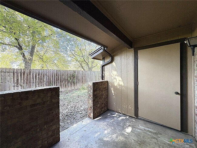 Building Photo - 3901 Hereford Ln