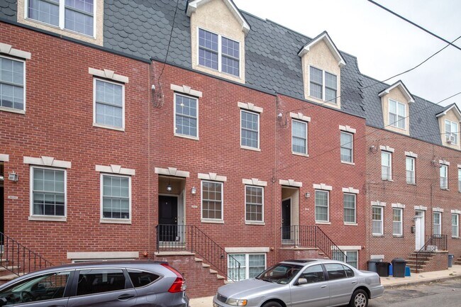 Building Photo - 2633 Catharine St