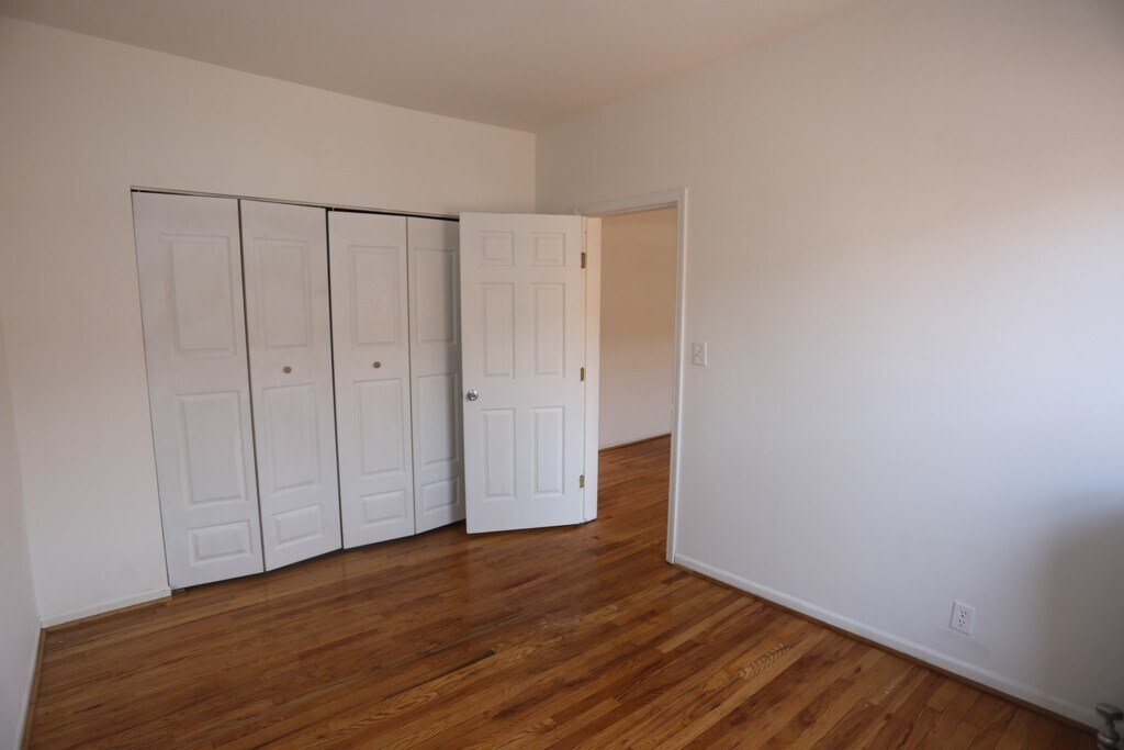 Building Photo - 931 W Sunnyside Ave
