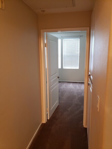 Hallway - 2264 Watermarke Pl