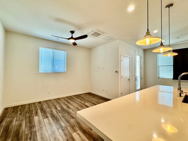 Building Photo - NEWER 2 BED, 2.5. BATH TOWNHOME IN BROADWAY AREA OF SACRAMENTO