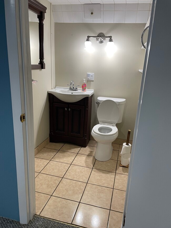 Building Photo - 5 Exeter Rd