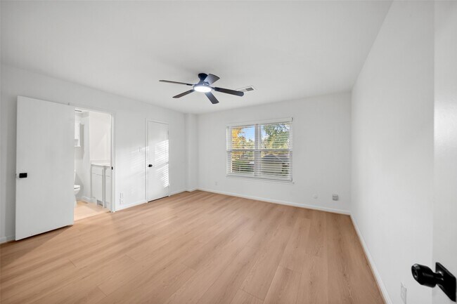 Building Photo - 9654 Westview Dr