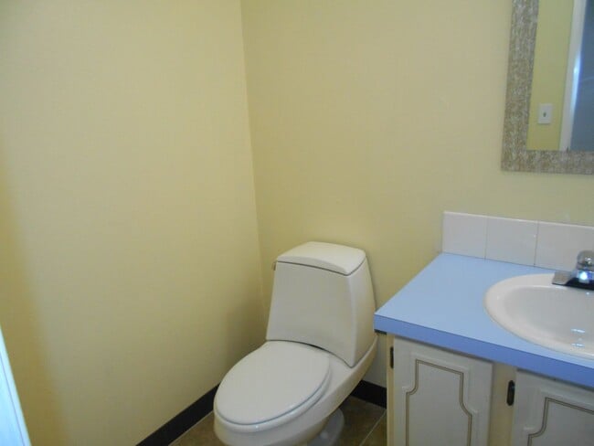 Building Photo - Spacious Two Bedroom in the heart of the H...