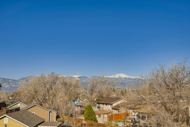 Building Photo - $2170 | 3BR / 3.5BA | Pet Friendly Townhou...