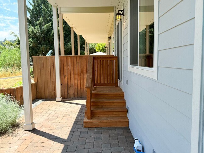 Building Photo - Elegant Townhome – 2 Primary Suites, balco...