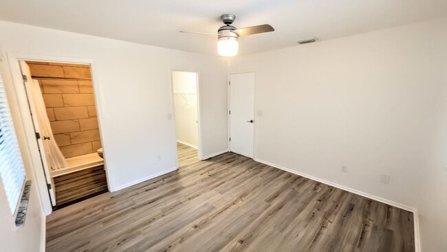 Building Photo - Annual fully remodeled unfurnished spacious 3/2 duplex in Bradenton.