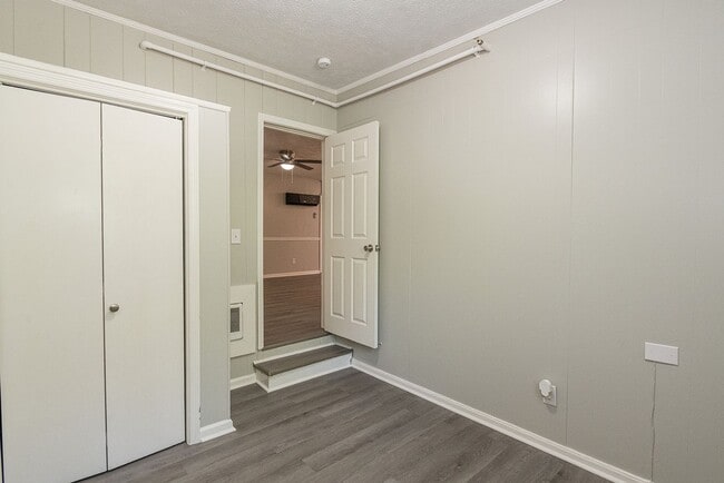 Building Photo - Beautifully FULLY RENOVATED 2 Bdr 1 bath i...