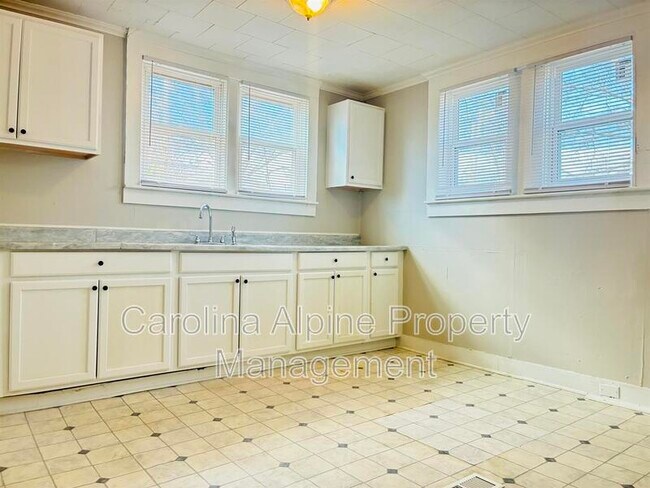 Building Photo - 708 Legrand St