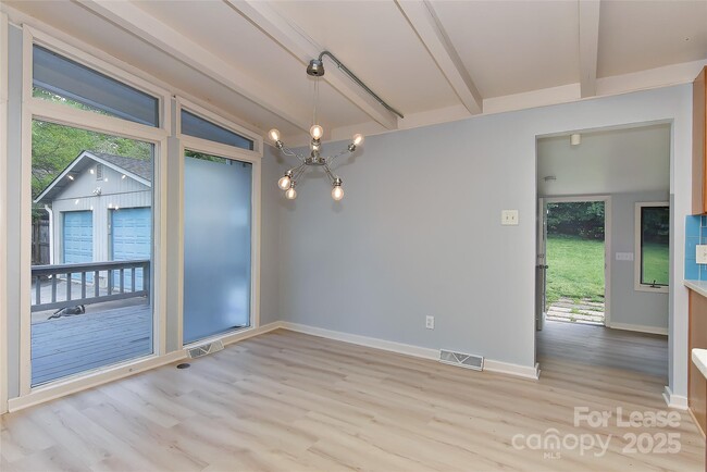 Building Photo - 3111 Spring Valley Rd