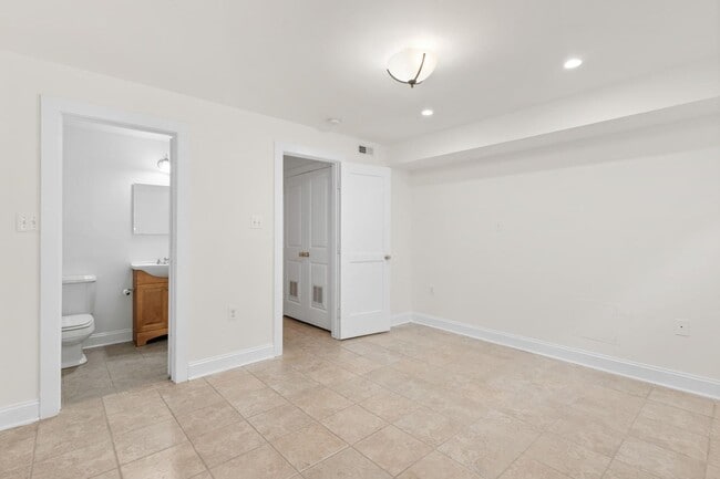 Building Photo - Charming One-Bedroom Basement Apartment